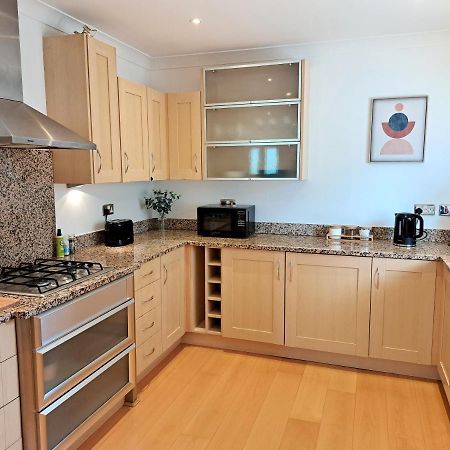2 Bedroom, 2 Bathroom Apartment With Free Parking In A Great Location Cambridge Zewnętrze zdjęcie