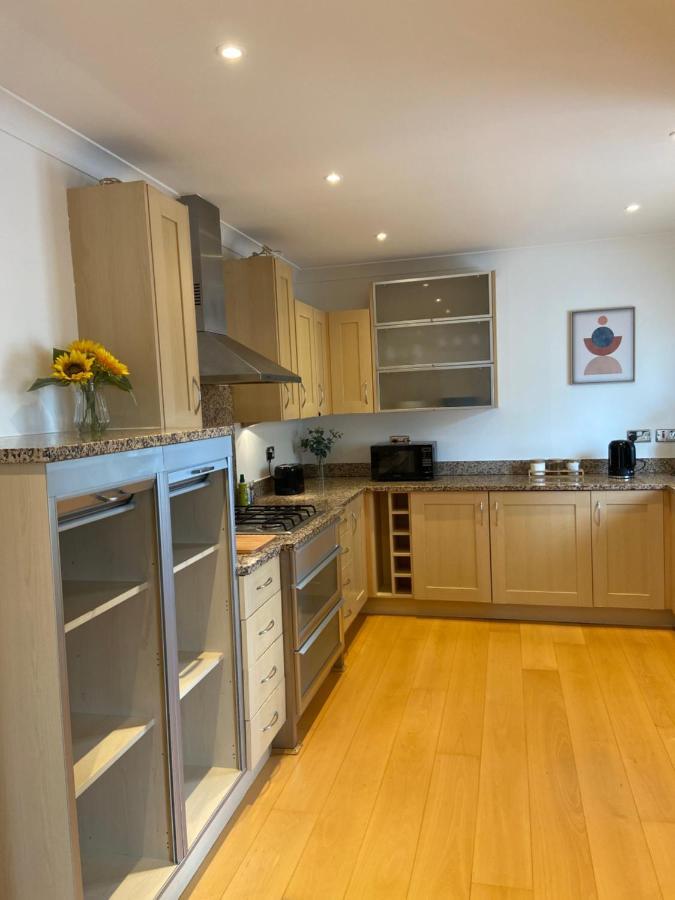 2 Bedroom, 2 Bathroom Apartment With Free Parking In A Great Location Cambridge Zewnętrze zdjęcie
